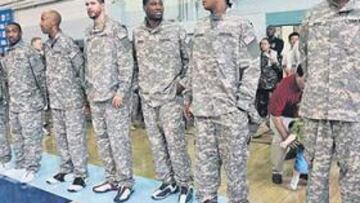<b>LISTOS PARA LA BATALLA. </b>Los jugadores de EE UU posaron esta semana con el uniforme del ejército de su país en su visita a una base militar norteamericana en Seúl.