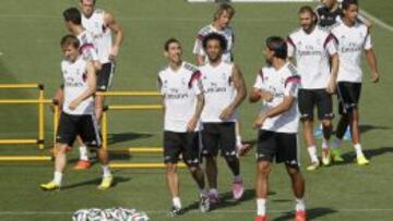Los jugadores del Real Madrid, durante el entrenamiento del equipo, hoy en Valdebebas
