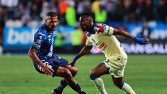Salomon Rondon (L) of Pachuca fights for the ball with Julian Quinones of America during the 7th round match between Pachuca and America as part of the Torneo Clausura 2024 Liga BBVA MX at Hidalgo Stadium on February 17, 2024 in Pachuca, Hidalgo, Mexico.