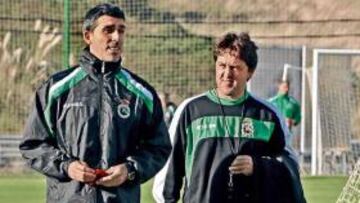 <b>UN EQUIPO. </b>Muñiz charló ayer en La Albericia con el técnico del filial, José Luis San Miguel.