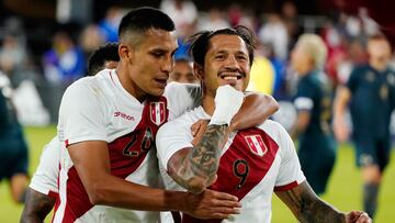 Washington, Dc (United States), 28/09/2022.- Peru's Gianluca Lapadula (R) celebrates after scoring during the international friendly match between Peru and El Salvador at Audi Field in Washington, DC, USA, 27 September 2021. (Futbol, Amistoso, Estados Unidos) EFE/EPA/WILL OLIVER
