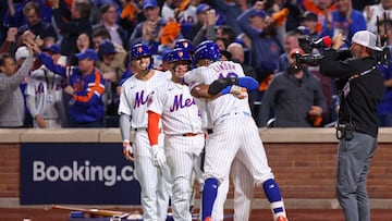 New York (United States), 09/10/2024.- Mets' Francisco Lindor (C) hugs another player after a homerun while the crowd reacts in the sixth inning during the Major League Baseball (MLB) American League Division Series playoff game four between the Philadelphia Phillies and the New York Mets in the Queens borough of New York, New York, USA, 09 October 2024. The Division Series is a best-of-five contest. (Nueva York, Filadelfia) EFE/EPA/SARAH YENESEL