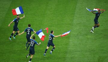 La selección francesa celebra la victoria.