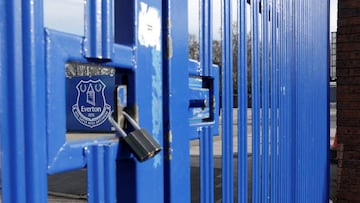 La puerta cerrada de Goodison Park, estadio del Everton, club de la Premier League.