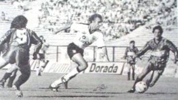 Mario Salas y una foto de su primera visita al Monumental. Fue el 3 de diciembre de 1989, en la caída 3-1 de Everton ante Colo Colo.