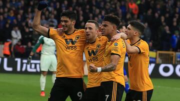 Diogo Jota celebra un gol del Wolves con varios de sus compañeros.