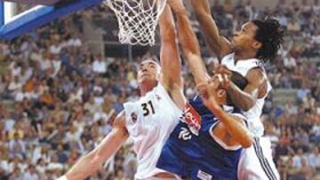 <b>SIN CONCESIONES. </b>Carlos Jiménez disputa un rebote a Pat Burke y Gelabale.