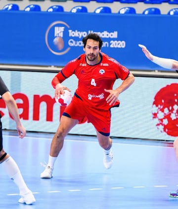 Al igual que su hermano Emil, tiene más de 10 años en las mejores ligas de Europa. En Lima 2019, la Roja de balonmano ganó medalla de plata, pero este año quedó fuera de Tokio en el Preolímpico. 