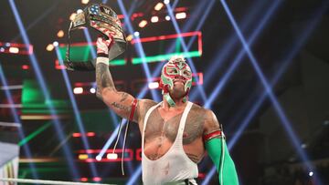 Rey Mysterio festeja su victoria en Money in the Bank.