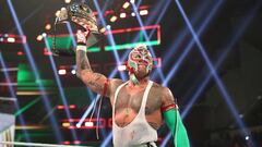 Rey Mysterio festeja su victoria en Money in the Bank.