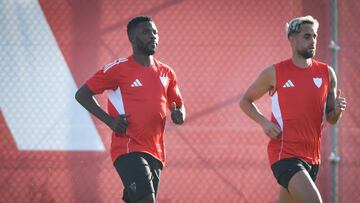 Iheanacho (derecha), junto a Januzaj en un entrenamiento del Sevilla.