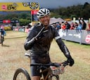 Luis Enrique se baja al barro durante la Cape Epic