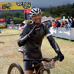 Luis Enrique se baja al barro durante la Cape Epic
