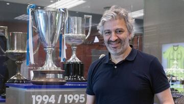 Nayim posa con la Recopa de Europa en la tienda del Real Zaragoza.