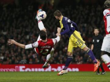 Olivier Giroud y Angel Rangel.