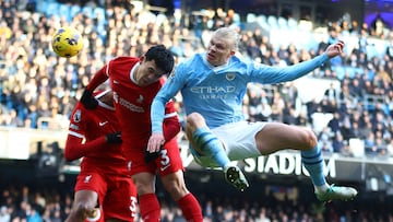 Soccer Football - Premier League - Manchester City v Liverpool - Etihad Stadium, Manchester, Britain - November 25, 2023 Manchester City's Erling Braut Haaland in action with Liverpool's Wataru Endo REUTERS/Carl Recine NO USE WITH UNAUTHORIZED AUDIO, VIDEO, DATA, FIXTURE LISTS, CLUB/LEAGUE LOGOS OR 'LIVE' SERVICES. ONLINE IN-MATCH USE LIMITED TO 45 IMAGES, NO VIDEO EMULATION. NO USE IN BETTING, GAMES OR SINGLE CLUB/LEAGUE/PLAYER PUBLICATIONS.