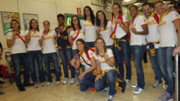 La Selecci&oacute;n femenina muestra sus medallas de bronce al regreso de los Juegos Ol&iacute;mpicos de LOndres 2012.