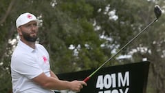 MEX7701. PLAYA DEL CARMEN (MÉXICO), 04/02/2024.- El golfista chileno Jon Rahm, compite durante el LIV Golf Mayakoba que se lleva a cabo en Playa del Carmen hoy, en el estado de Quintana Roo (México). EFE/Alonso Cupul
