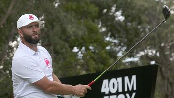 MEX7701. PLAYA DEL CARMEN (MÉXICO), 04/02/2024.- El golfista chileno Jon Rahm, compite durante el LIV Golf Mayakoba que se lleva a cabo en Playa del Carmen hoy, en el estado de Quintana Roo (México). EFE/Alonso Cupul
