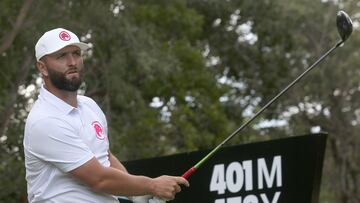 MEX7701. PLAYA DEL CARMEN (MÉXICO), 04/02/2024.- El golfista chileno Jon Rahm, compite durante el LIV Golf Mayakoba que se lleva a cabo en Playa del Carmen hoy, en el estado de Quintana Roo (México). EFE/Alonso Cupul
