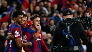 BARCELONA, 12/03/2024.- El centrocampista del FC Barcelona Fermín López celebra con sus compañeros Lamine Yamal (izda) y Koundé (2i) el primer gol conseguido ante el Nápoles, durante el partido de vuelta de los octavos de final de la Liga de Campeones que FC Barcelona y SSC Nápoles disputan este martes en el Estadio Olímpico Lluís Companys. EFE/Alberto Estevez
