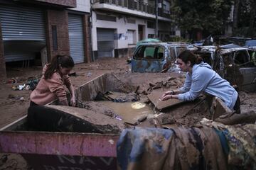 Vista de la zona de desastre mientras continúan las labores de búsqueda y rescate y el proceso de entrega de ayuda en la zona cero de Paiporta.