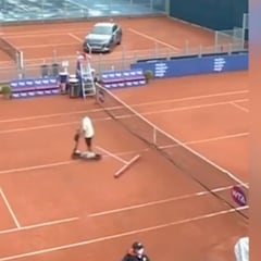 Este hombre sorprendió con una original y rápida manera de limpiar la pista de tenis
