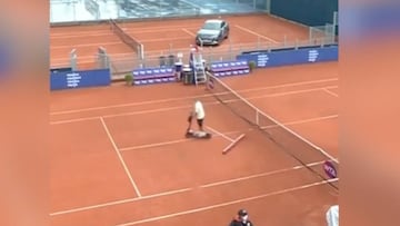 El original y veloz método para limpiar una cancha de tenis