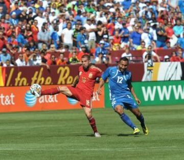 Jordi Alba de España disputa el balón con Arturo Álvarez.