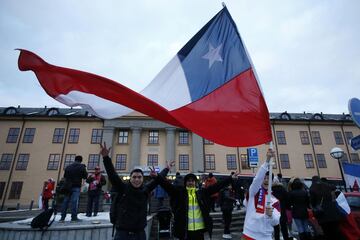 Los jugadores de la Roja recibieron el apoyo de los hinchas en la previa del amistoso ante Suecia.