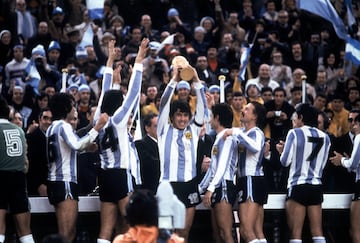 Argentina 78. El Mundial se disputó en un país castigado por la dictadura militar del General Videla. Kempes y la selección argentina, rescataron a sus compatriotas gracias a un triunfo que no estuvo libre de las sospechas de tongo. Holanda fue finalista sin Cruyff y cayó derrotada 3-1 con prórroga incluida.