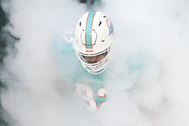 Zach Sieler, de los Miami Dolphins, sale al campo rodeado de humo para disputar el último encuentro de pretemporada de su equipo ante los Philadelphia Eagles. La NFL dará el pistoletazo de salida el jueves 8 de septiembre con el partido que enfrentará a los actuales campeones, L. A. Rams, contra uno de los favoritos, Buffalo Bills.
