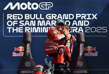Celebración del piloto español en el podio del Gran Premio de San Marino de MotoGP.