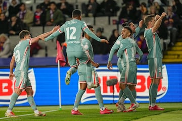 BARCELONA, 25/02/2025.- Los jugadores del Atltico de Madrid celebran el gol de Alexander S?rloth (d), cuarto gol del equipo colchonero, durante el partido de ida de las semifinales de la Copa del Rey que FC Barcelona y Atltico de Madrid disputan este martes en el estadio Olmpico Lluis Companys. EFE/Enric Fontcuberta
