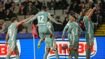 Los jugadores del Atlético celebran el tanto de Sorloth.