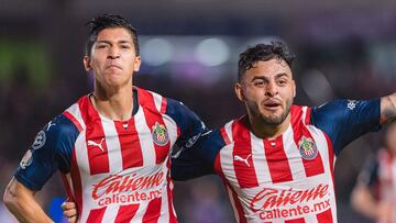 Jugadores de Chivas festejan su gol contra Mazatlán