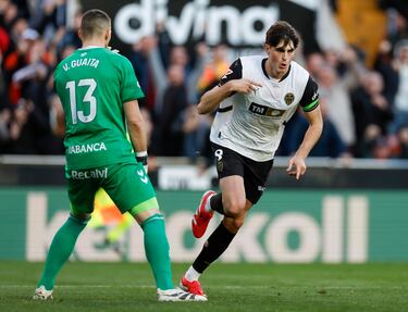 El héroe del triunfo che. Nada nuevo. Repartió juego y rompió líneas. Primero le puso un balón a Hugo duro, que terminó fuera, y luego hizo lo propio con Rioja, que no lo desaprovechó. Este se la devolvió y asistió a Guerra en el 2-1 final. Su zapatazo a la escuadra sirvió de respiro.