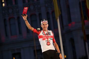 Soler, recogiendo el premio al corredor más combativo de La Vuelta 2022 en el podio de Madrid
