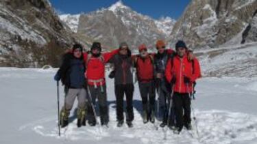 Grupo que se dispone a ascender al Karakorum con el Laila al fondo a la derecha.