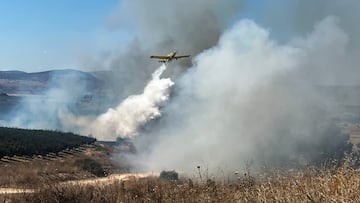 A firefighting plane disperses fire retardant as it assists in extinguishing flames following over-border rockets launched at Israel from Lebanon, amid ongoing cross-border hostilities between Hezbollah and Israeli forces, in northern Israel August 17, 2024. REUTERS/Avi Ohayon