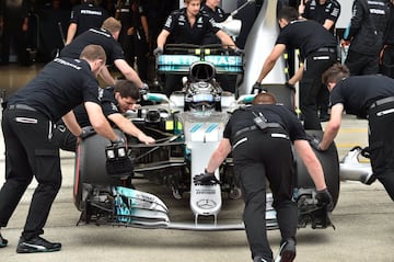 Valtteri Bottas durante un pit stop.