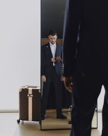 Dani Ceballos con el nuevo traje de viaje. 