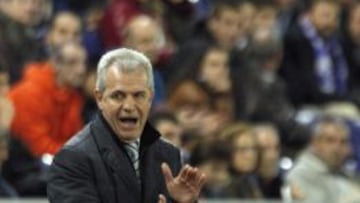 El entrenador del Espanyol, el mexicano Javier Aguirre, durante el partido frente al Mallorca correspondiente a la vig&eacute;sima jornada de Liga de Primera Divisi&oacute;n, disputado hoy en el estadio Cornella-Prat, Barcelona. 