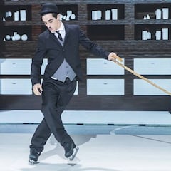 Javi Fernández reestrena Chaplin con lección de patinaje