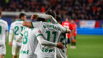 PAMPLONA, 16/03/2025.- El centrocampista del Getafe, Ramón Terrats, celebra con sus compañeros el primer gol del equipo getafense durante el encuentro correspondiente a la jornada 28 de Laliga EA Sports que disputan hoy domingo Osasuna y Getafe en el estadio El Sadar, en Pamplona. EFE / Villar López.
