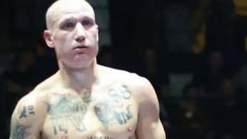 Un boxeador italiano sube al ring cubierto de tatuajes nazis