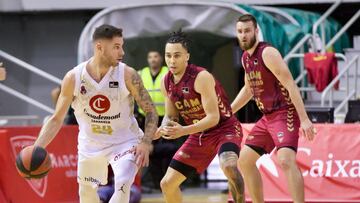 MURCIA, 16/04/2023.- Stefan Jovic (i), del Casademont Zaragoza, y Travis Trice (d), de UCAM Murcia, durante una jugada del partido de Liga Nacional de Baloncesto Endesa, perteneciente a la jornada 27, que están disputando el UCAM Murcia y el Casademont Zaragoza en el Palacio de los Deportes de Murcia. EFE/Juan Carlos Caval