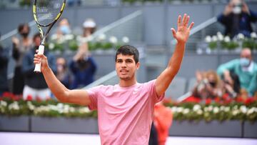 Carlos Alcaraz saluda al público en el Mutua Madrid Open.
