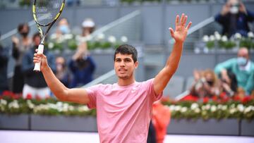 Carlos Alcaraz saluda al p&uacute;blico en el Mutua Madrid Open.