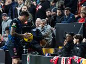 Fea escena en España: ¡un hincha humilló a un jugador con este escandaloso toqueteo!